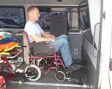 Пассажир в инвалидной коляске в салоне автомобиля