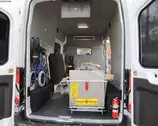Открытая задняя часть автомобиля с носилками