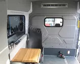 Пассажирский салон автомобиля с откидным столиком