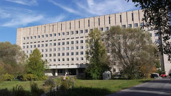Как перевезти лежачего больного из 15 городской больницы на Авангардной 4, с подъёмом на этаж?